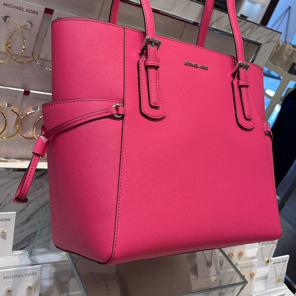 Michael Kors Voyager Large Saffiano Leather Tote Bag
Dragonfruit 
NWT - Picture 3 of 16